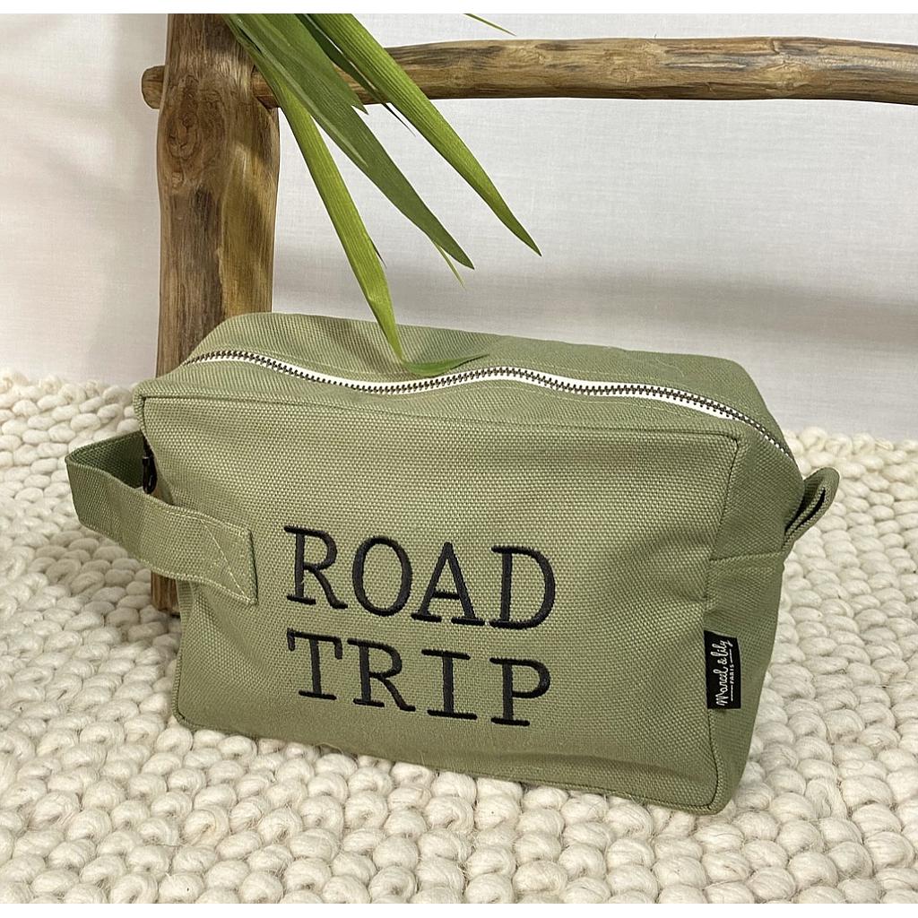 Trousse de toilette homme tilleul- brodée " Road Trip "