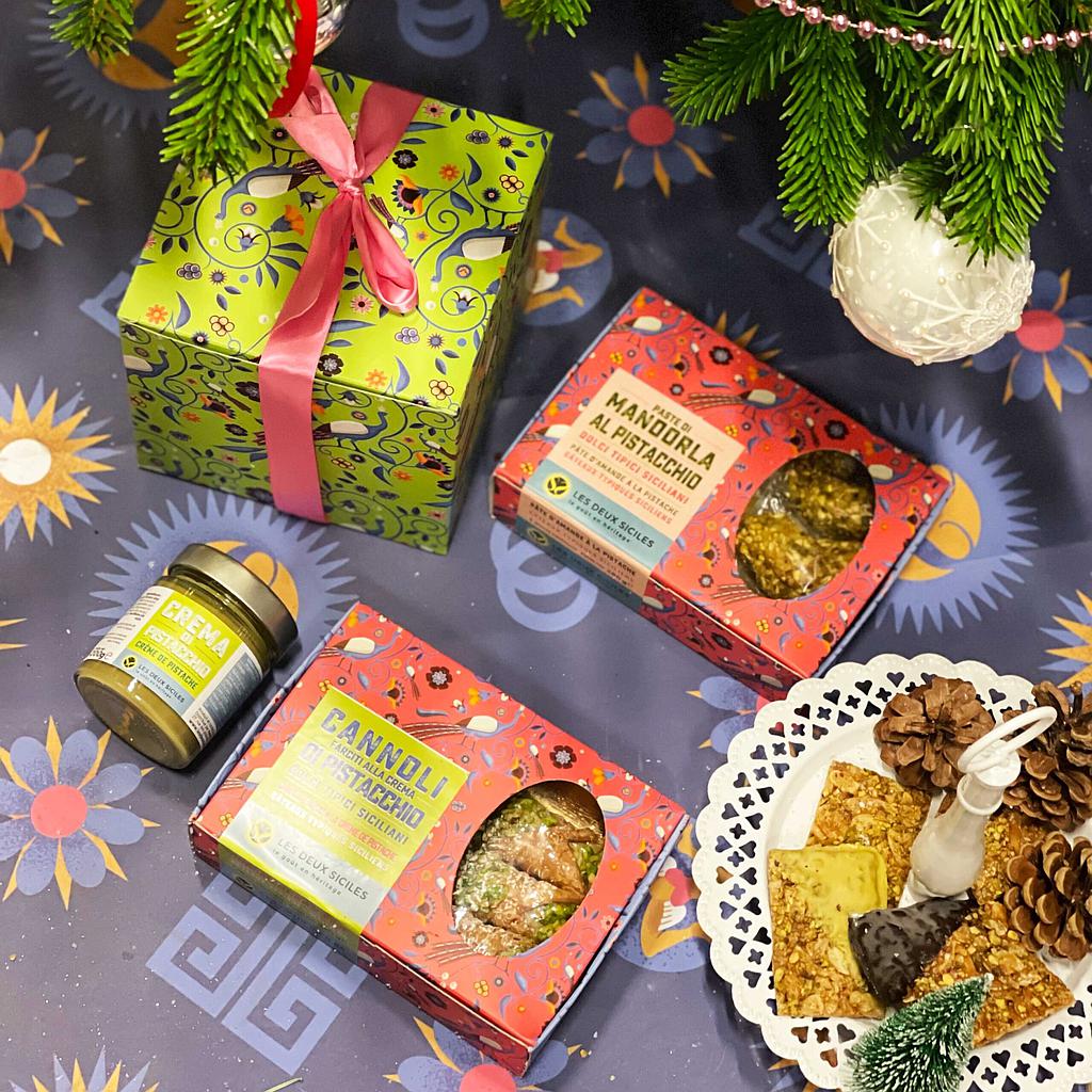 Boîte Noël Pistache: 1 Panettone à la pistache + 1 coffret cannoli à la pistache + 1 coffret pâtes d'amande à la pistache + 1 crème de pistache + 8 croquants pistaches et amandes offerts