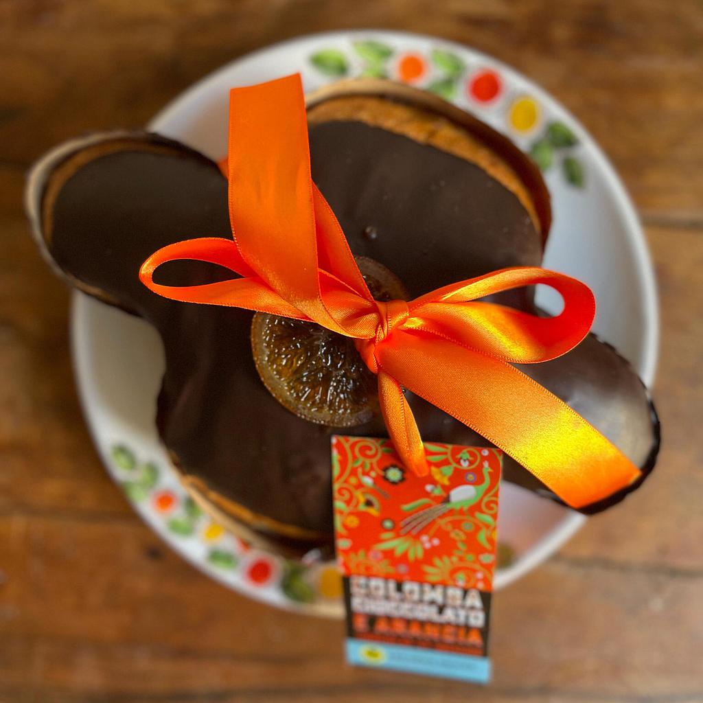 Colombe enrobée de chocolat noir et d'oranges confites